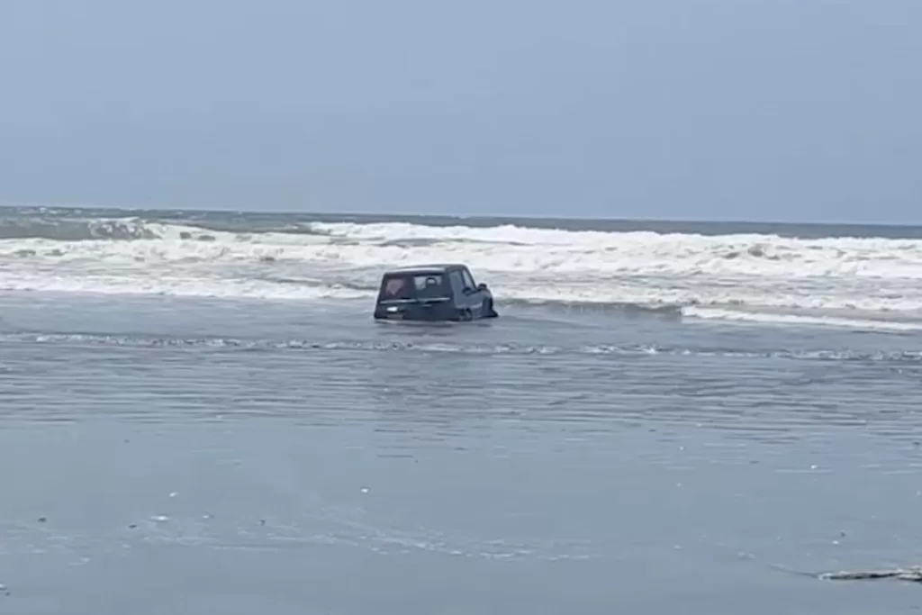 Picnic Jeep Stuck at Sea View Beach, Karachi