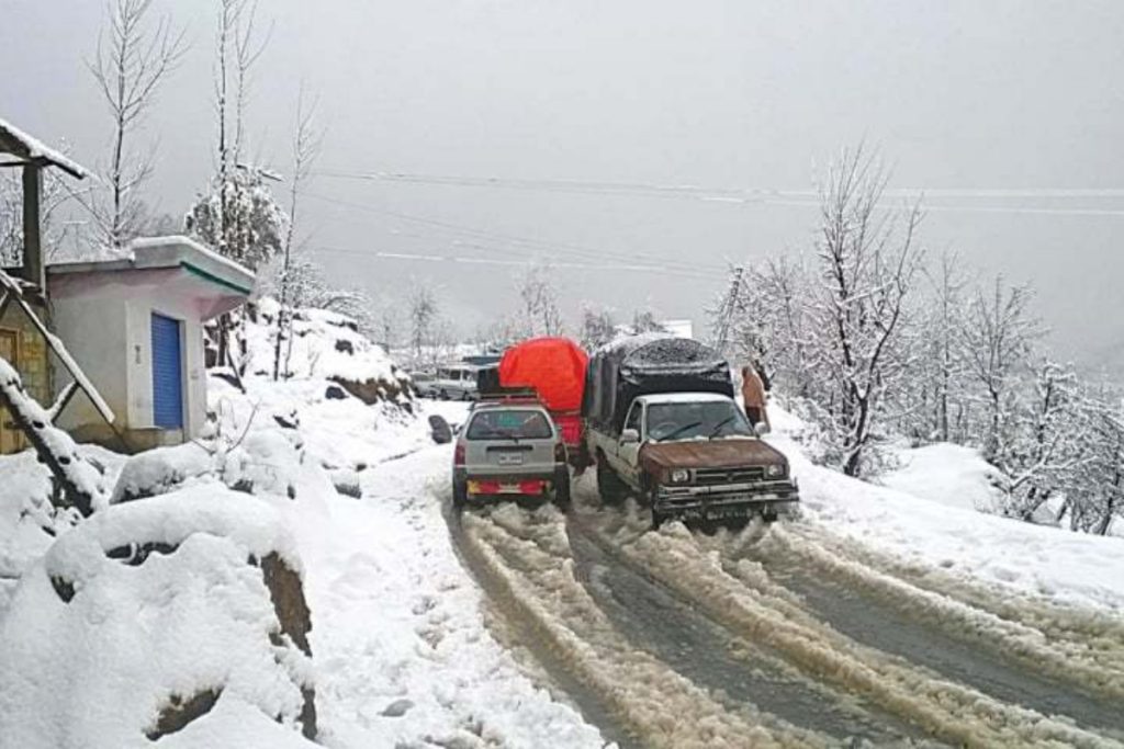 Weather update: Snowfall blocks roads, rain causes outages across Pakistan