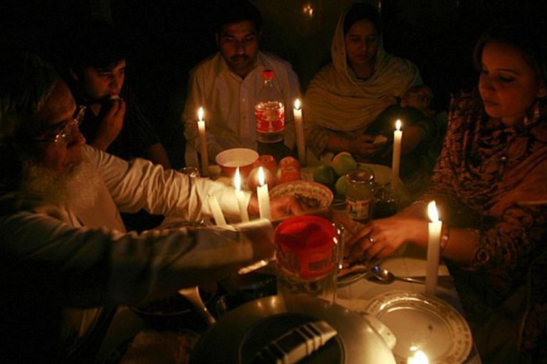 Karachi residents suffer power cuts during sehri, iftar, water supply affected
