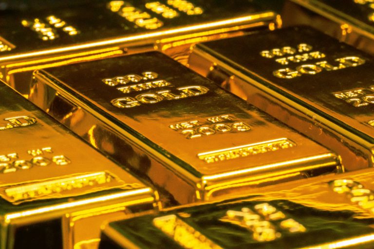Gold prices continue to rise, breaking records at Rs325,700 per tola