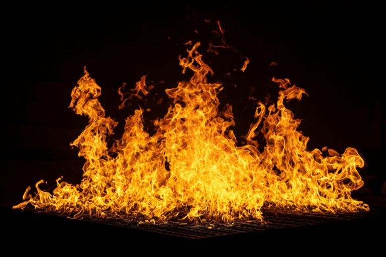 Massive fire breaks out in Korangi Crossing, Karachi