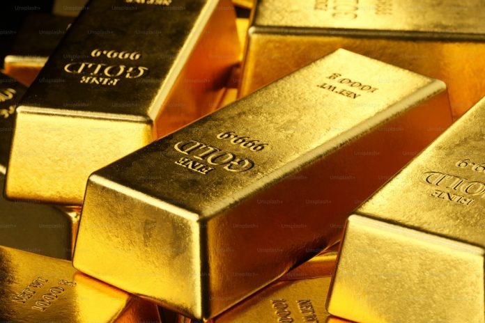 Gold prices in Pakistan drop to Rs306,000 per tola: Check rates