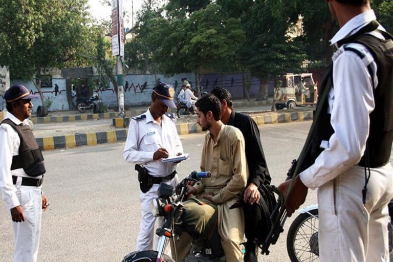 Sindh traffic police challaning moterbikers for not wearing a halmet