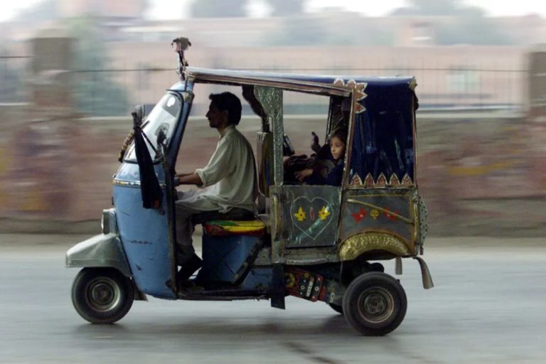 Auto rickshaws banned on Karachi roads