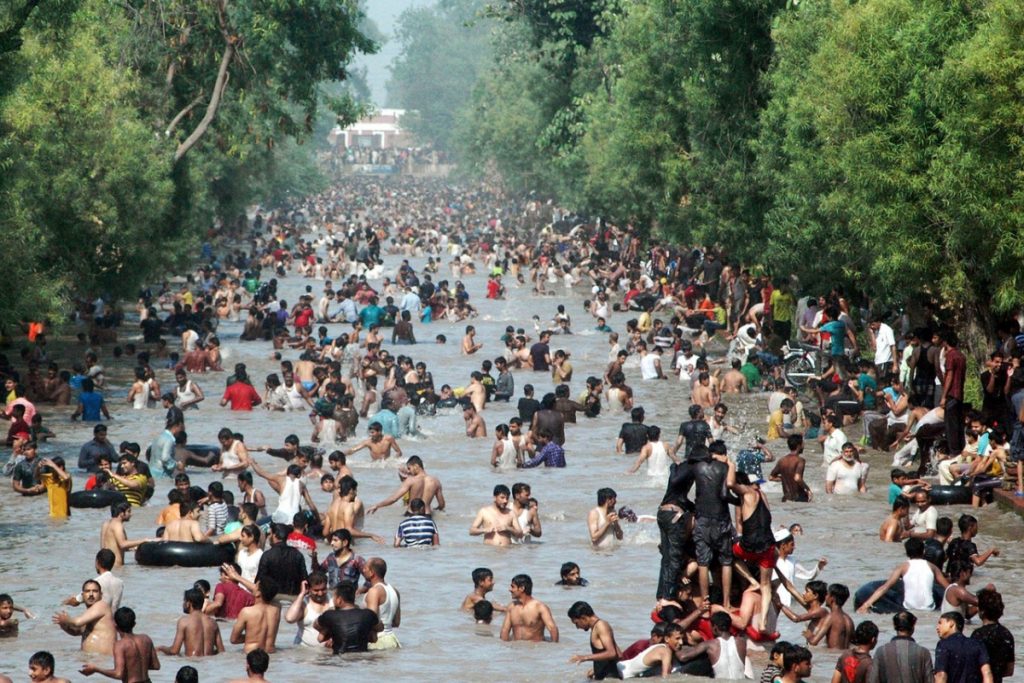 Lahore boils at 42°C as heatwave grips Punjab until April 30, PMD Warn