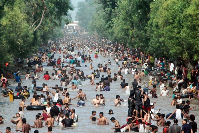Lahore boils at 42°C as heatwave grips Punjab until April 30, PMD Warn