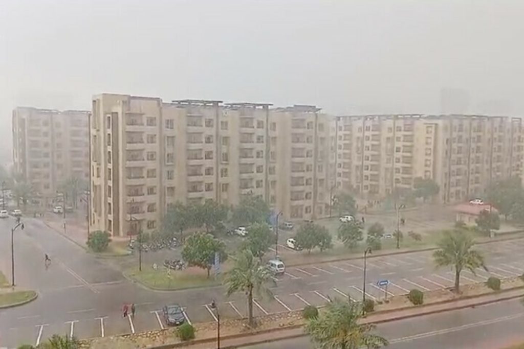 Hot, humid days ahead for Karachi with light rain expected