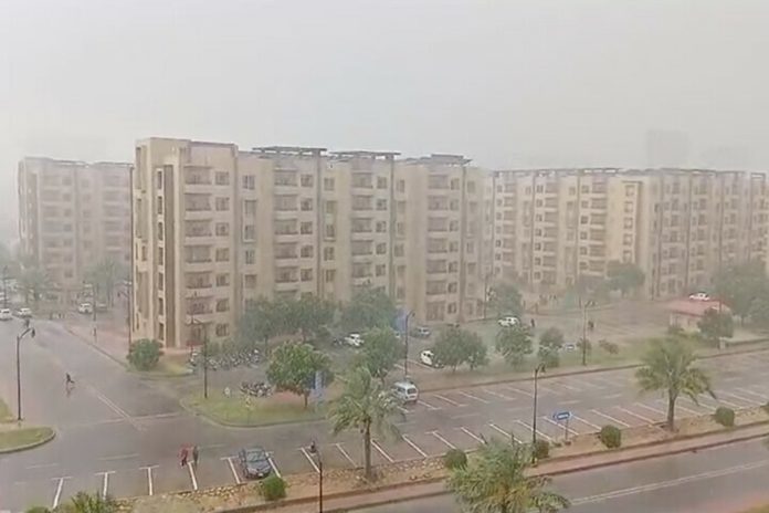 Hot, humid days ahead for Karachi with light rain expected