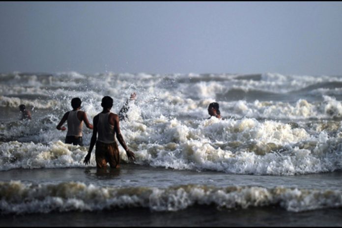 22-year-old drowns amid ban violations at Karachi beach