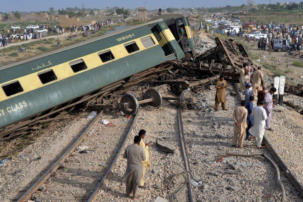 Pakistan Express derails near Bahawalpur