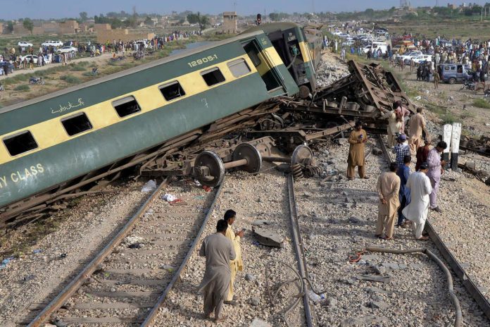 Pakistan Express derails near Bahawalpur