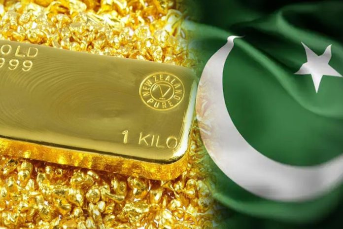 Gold sees minor drop, maintains near historic high