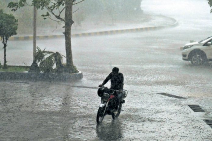 Cloudy weather & light showers hit Karachi