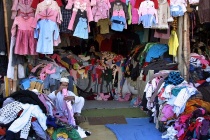 Almost 50% of Pakistanis buy used clothes: Survey