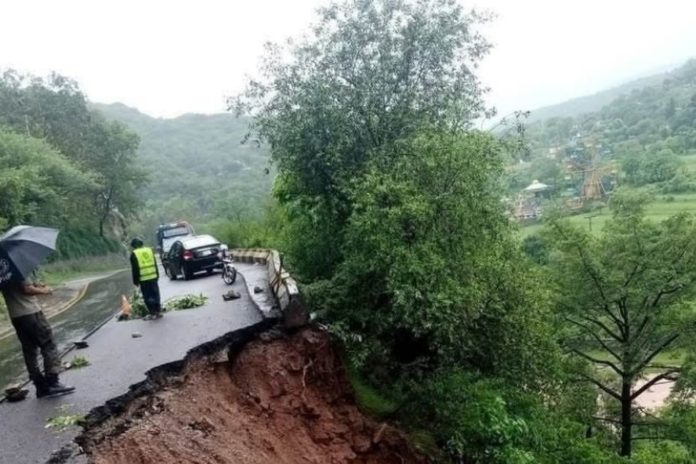 Murree GT road closed for all traffic after heavy landslide