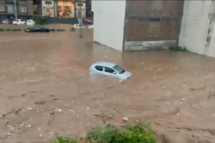 Flash flood hits popular tourist spot in Islamabad