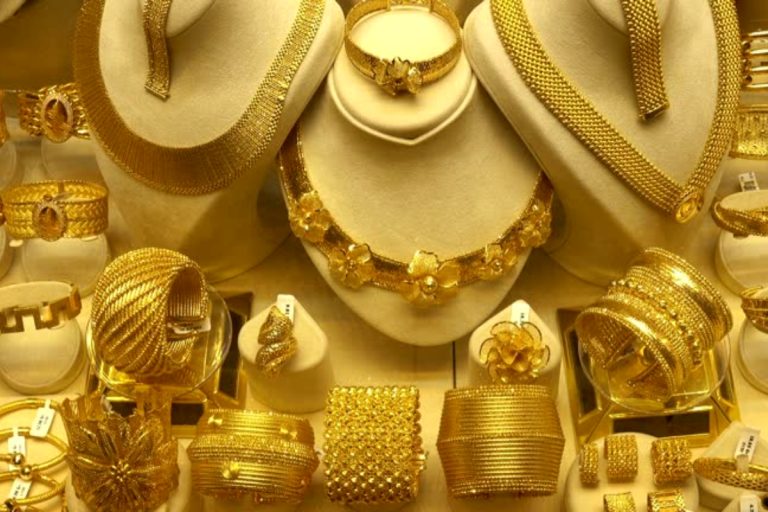 Gold price falls by Rs1,000 per tola in Pakistan