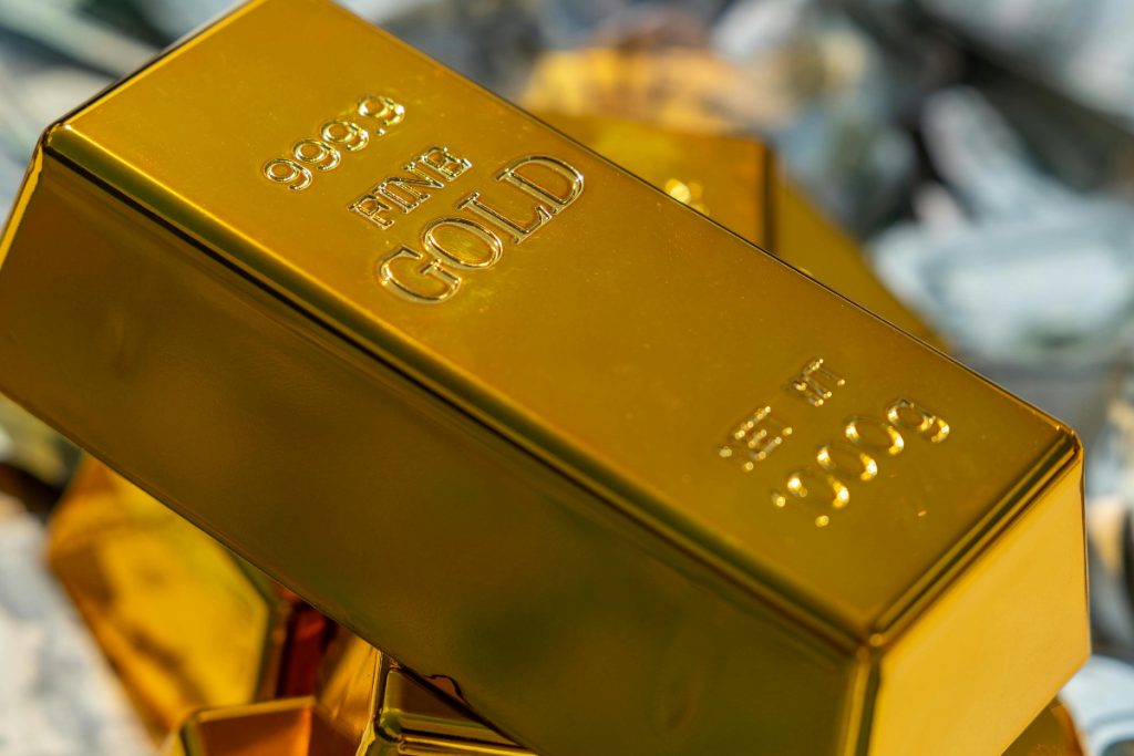 Gold climbs Rs4,100 per tola in Pakistan amid global surge
