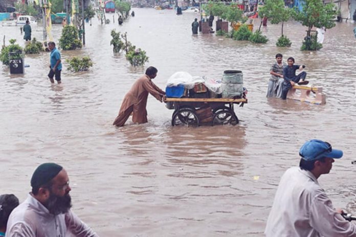 Ravi river floods hit Lahore, families move to Motorway for shelter