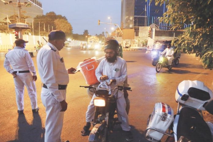 Karachi traffic police enforces new rules for motorcyclists