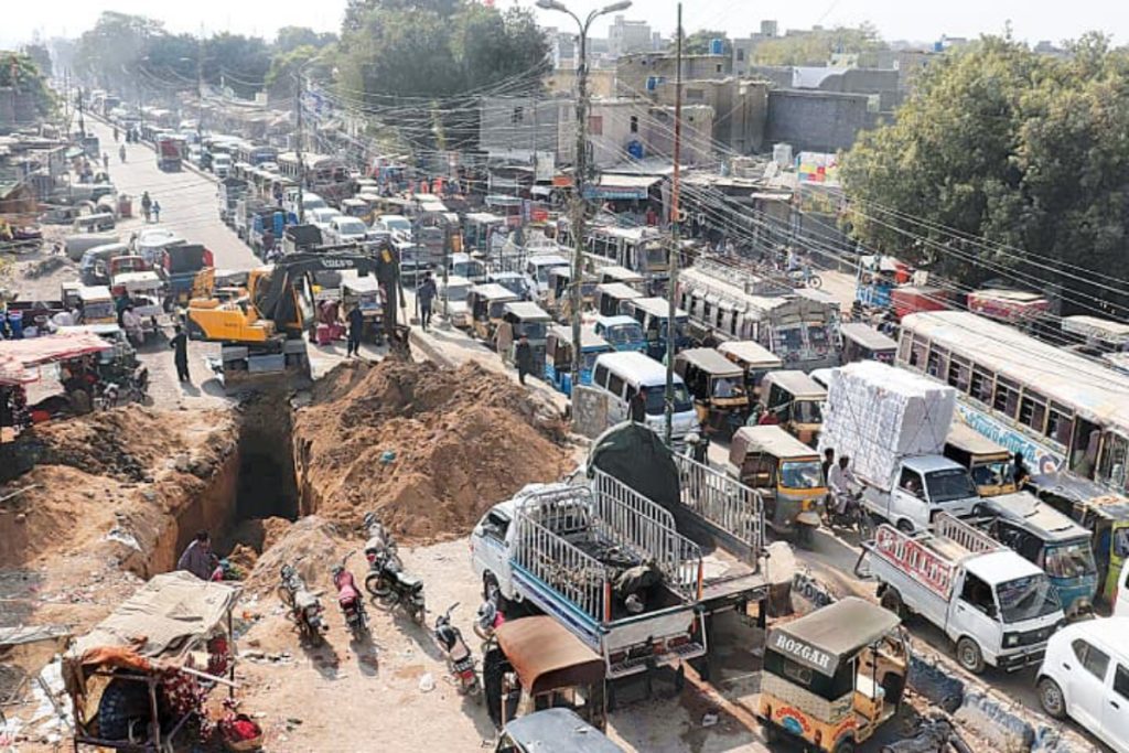 Heavy rains paralyze Karachi with citywide traffic jams