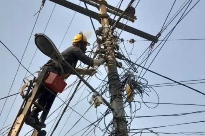 K-Electric removes 1,300 illegal connections in Saddar raid