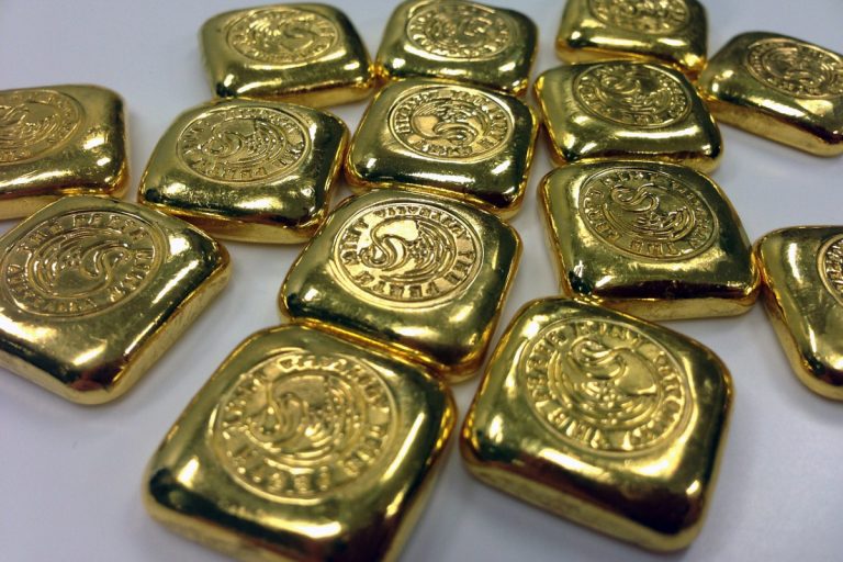 Gold falls by Rs4,500 per tola in Pakistan as global rates slip