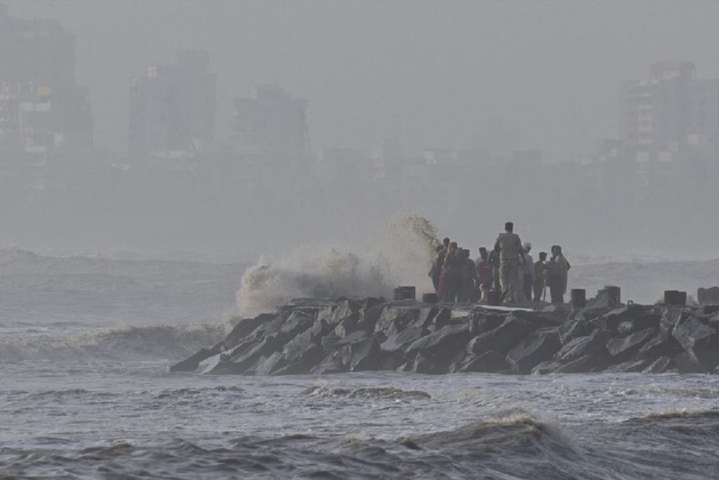 Cyclone ‘Shakhti’ moving away from Karachi, now 700km away
