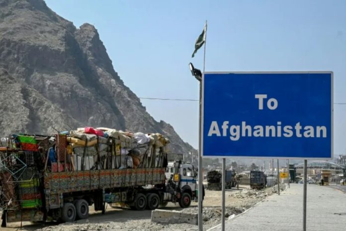 Pakistan closes key Afghan border crossings after overnight clashes