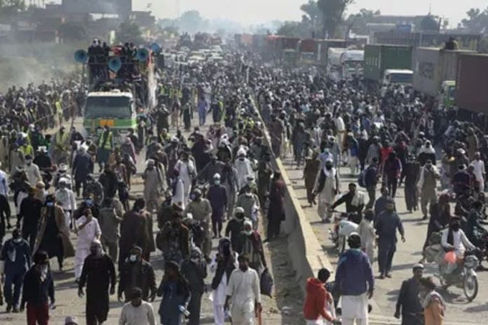 TLP protests disrupt traffic across Karachi amid Section 144 ban