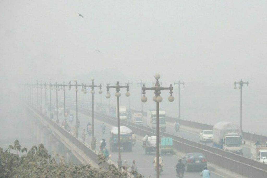 Lahore imposes ban on entry of heavy vehicles amid smog