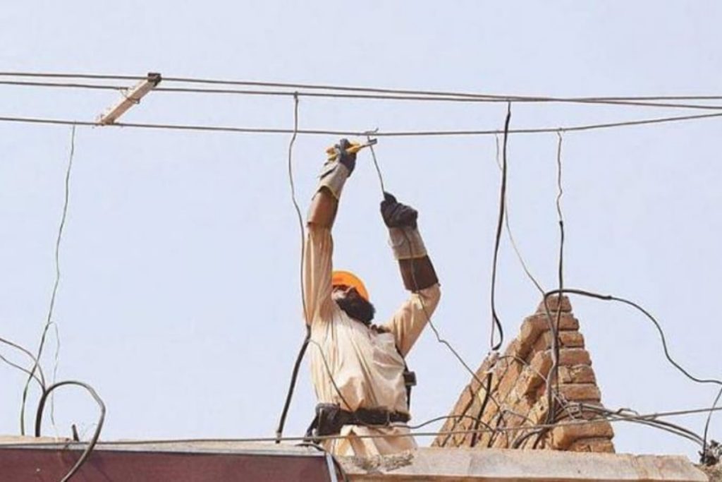 LESCO illegally removes internet cables in Lahore