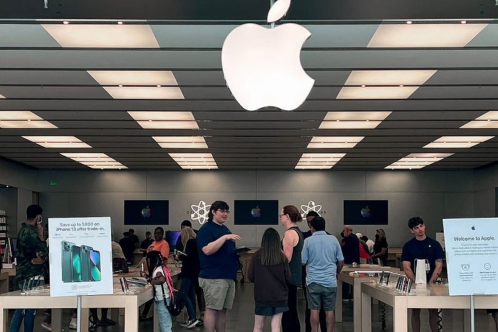 Apple to open first official store in Pakistan this year