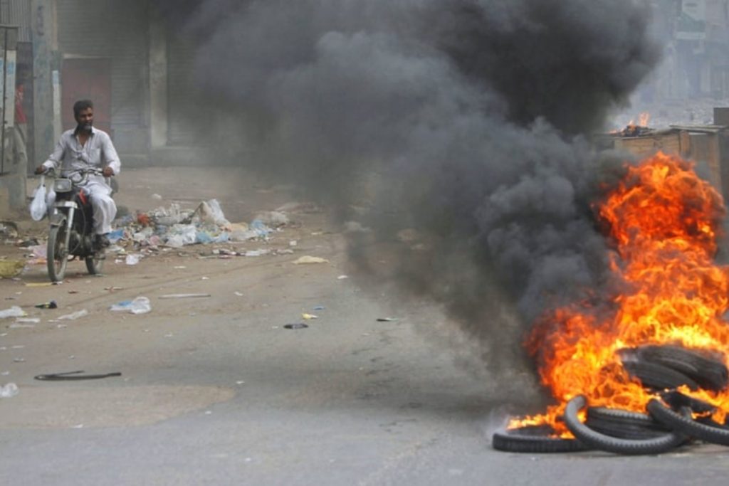 Sindh govt bans tire burning to stop air pollution
