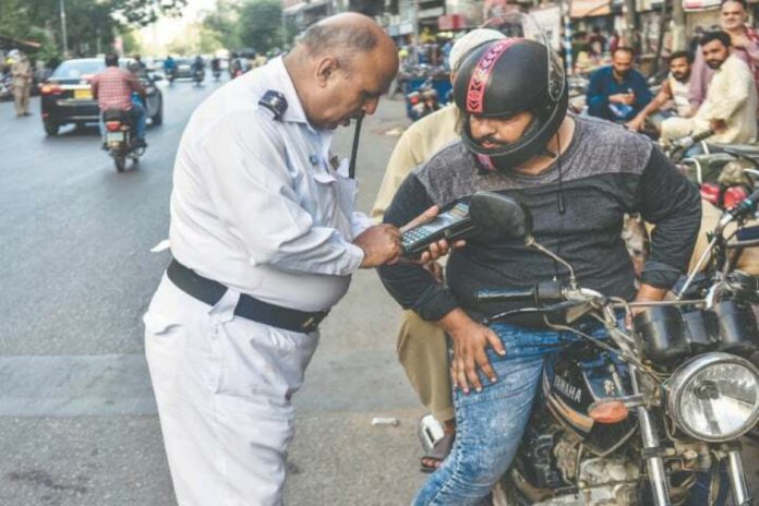 Officers to pay fine if govt vehicles violate traffic rules in Karachi