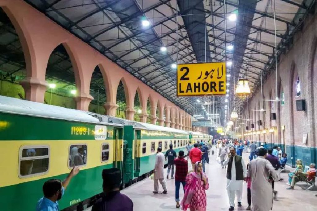 Train timings from Lahore, Faisalabad adjusted due to dense fog