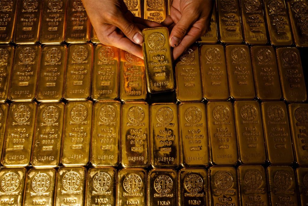 Gold prices decline by Rs1,000 per tola in Pakistan