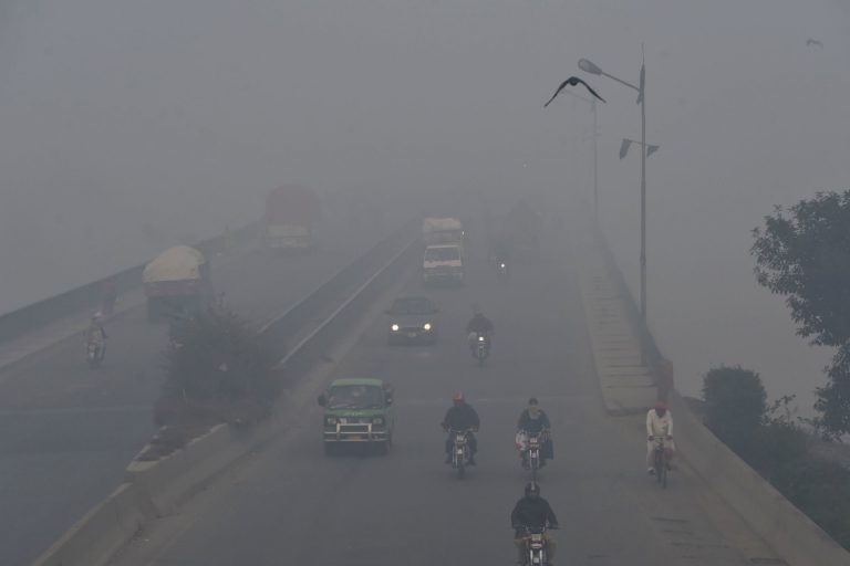 Karachi chokes as air quality remains unhealthy across city