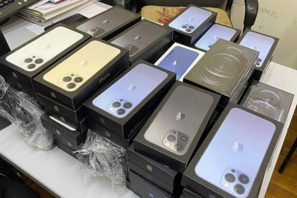 564 smuggled mobile phones seized from modified Prado in Karachi