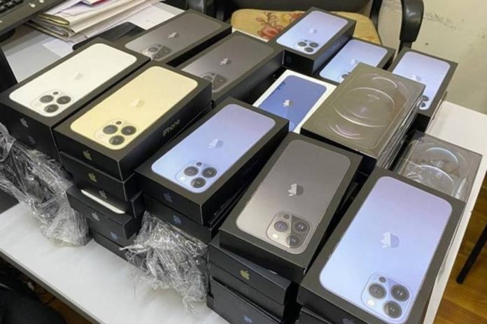 564 smuggled mobile phones seized from modified Prado in Karachi