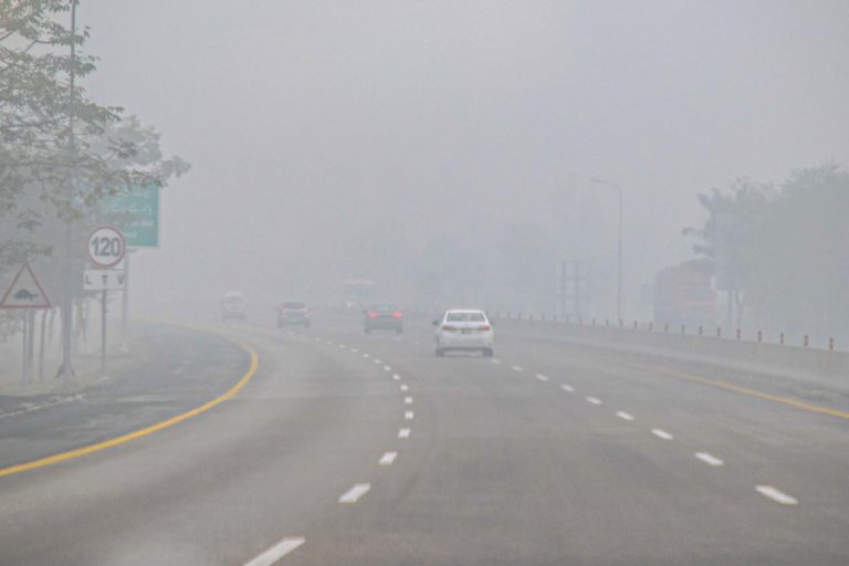 Dense fog blankets Rawalpindi, visibility drops across city