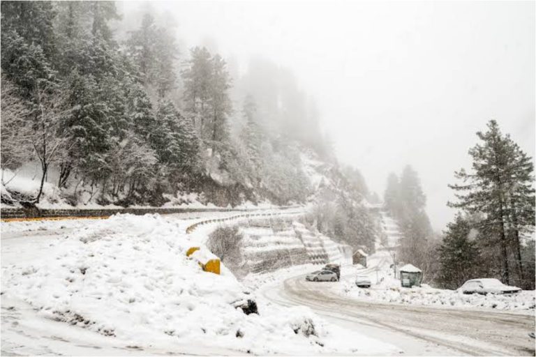 Murree Expressway closed for tourists due to heavy snowfall