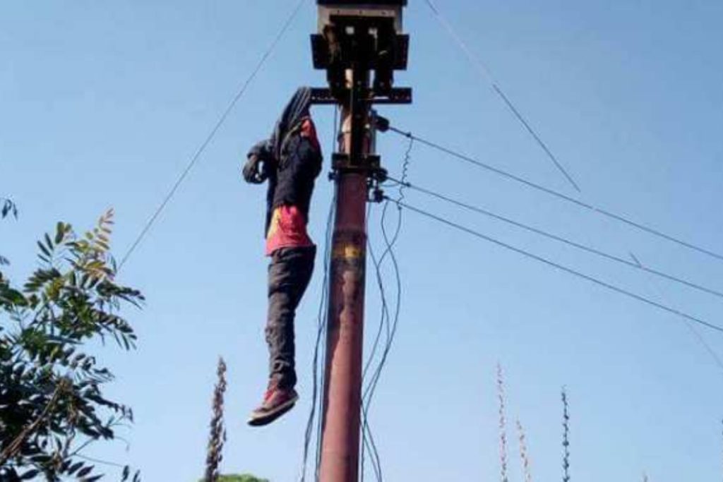 Man climbs electricity pole with knife in Multan