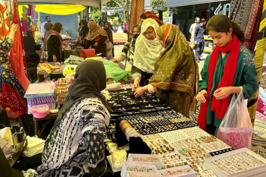 Karachi Mayor announces 1200 free Ramadan stalls for Gul Plaza victims