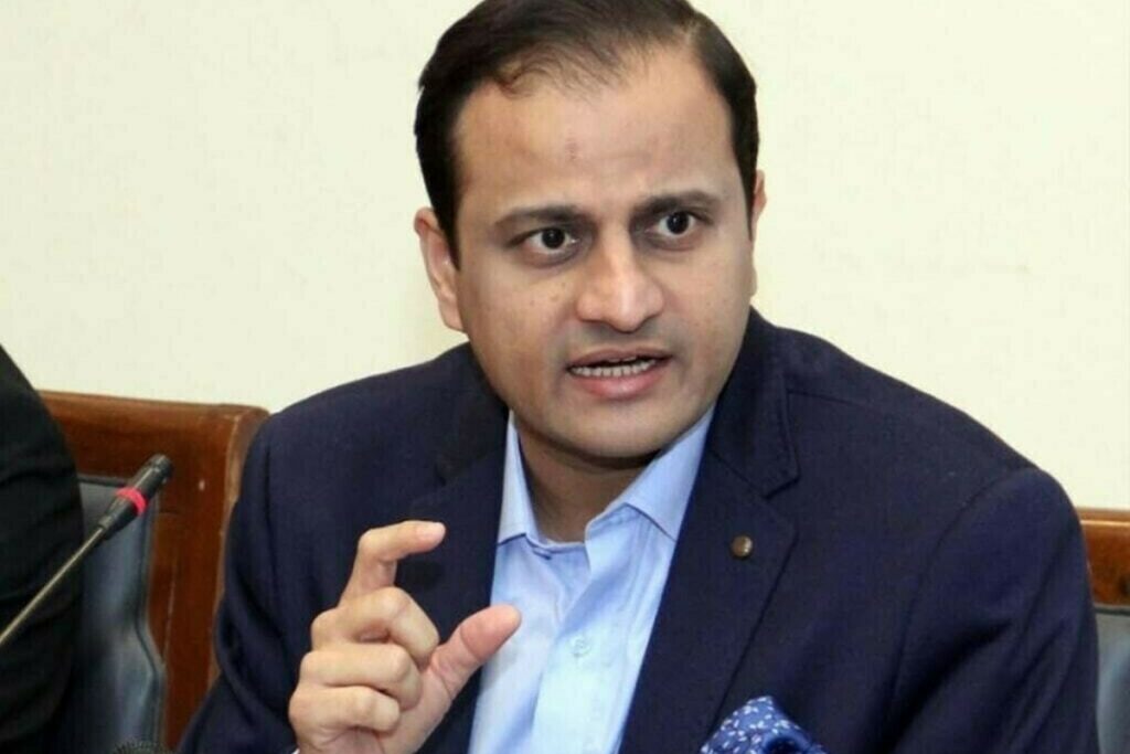 Mayor Karachi orders crackdown on illegal advertising across city