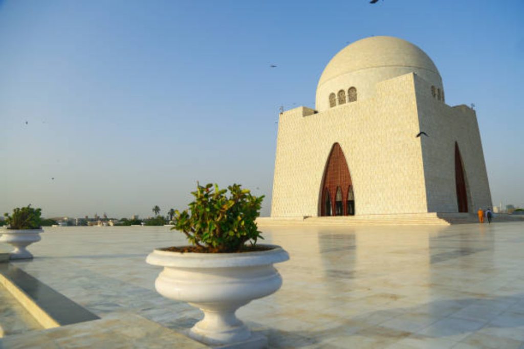 Dry and mostly sunny weather expected in Karachi