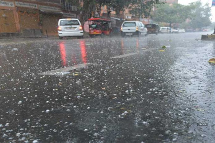 Mercury dips as rain continues in Lahore
