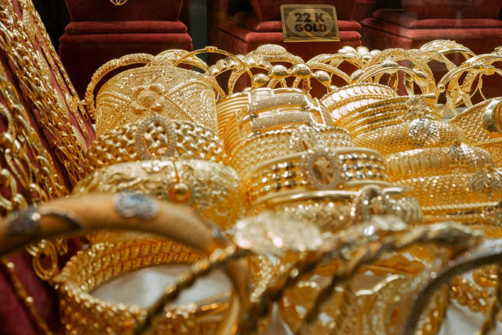 Gold falls sharply as rates slip below Rs500,000