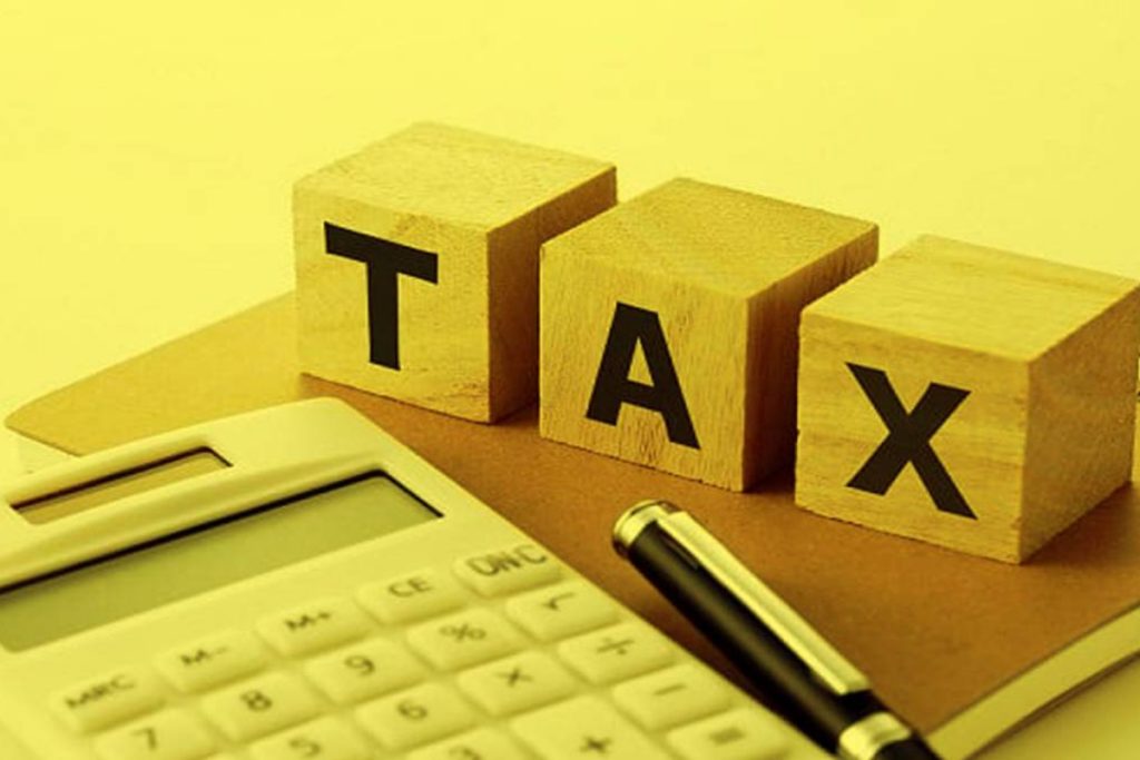 Govt plans to cut income tax for salaried class