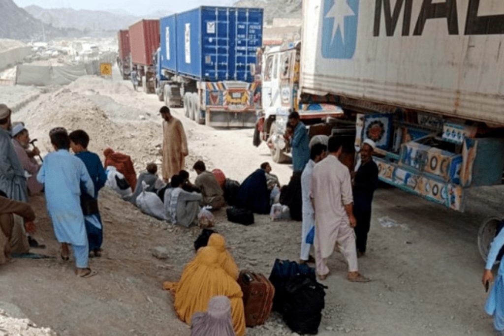 Afghan returns resume at Torkham border after nearly month